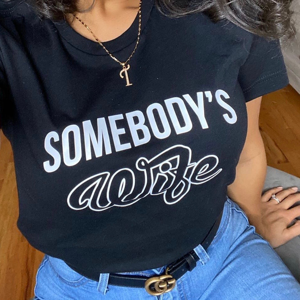 BLACK ‘SOMEBODY’S WIFE’ TEE
