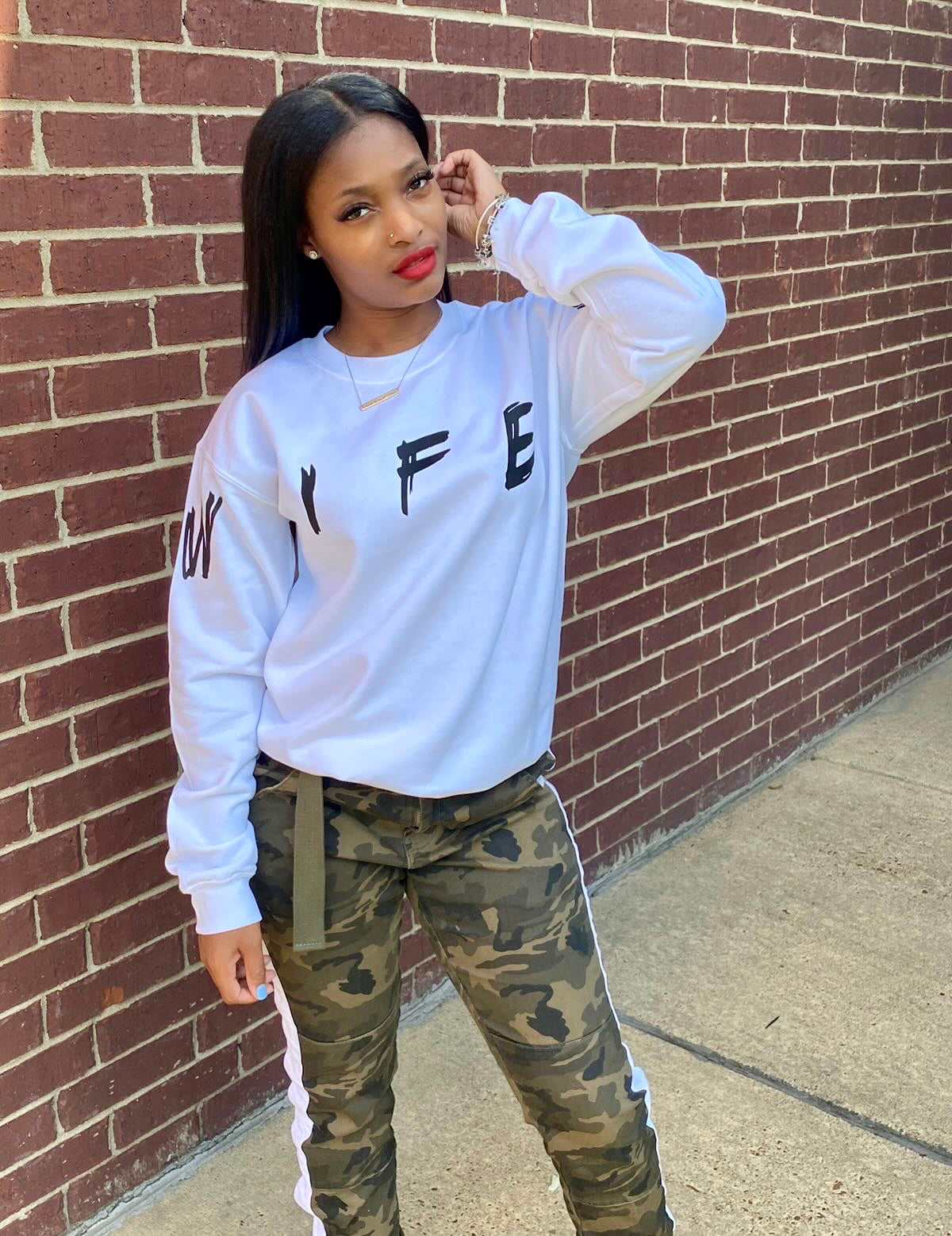 WHITE/BLACK BRUSHED WIFEY SWEATSHIRT