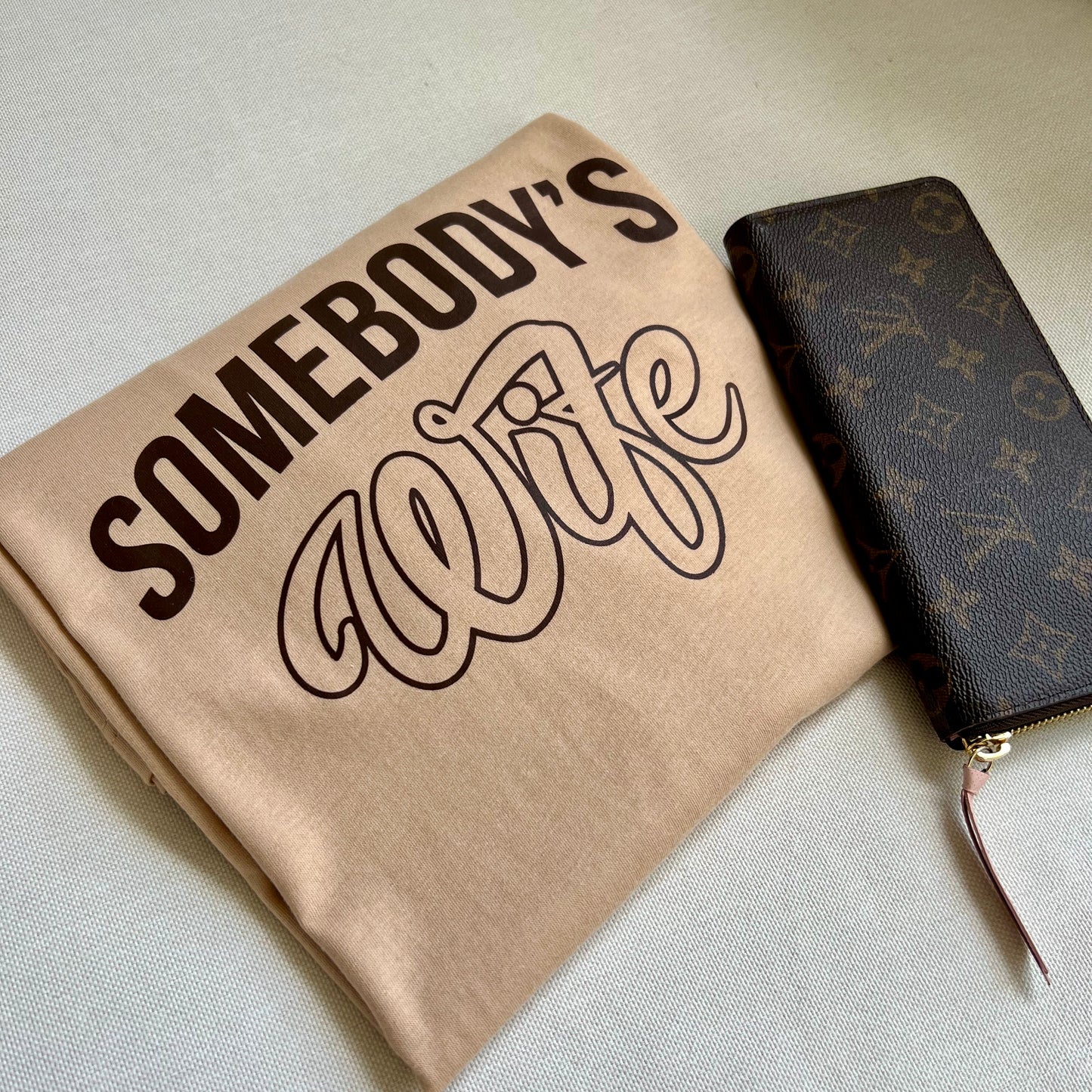 BROWN SUGAR SOMEBODY’S WIFE TEE