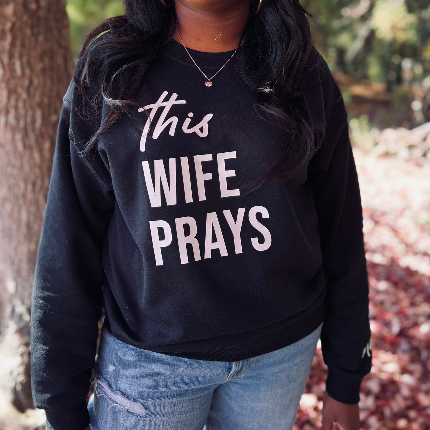 BLACK 'THIS WIFE PRAYS' CREWNECK SWEATSHIRT