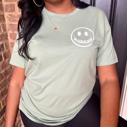 SAGE HAPPILY MARRIED LOGO TEE(UNISEX)