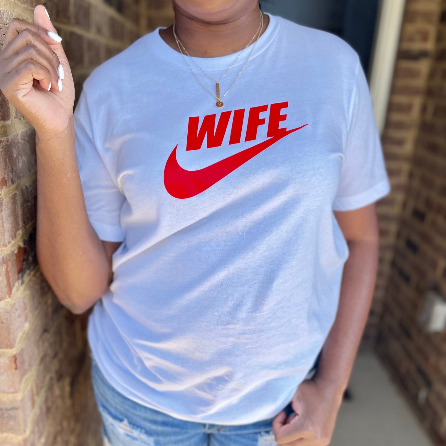 WHITE/RED WIFE SPORT SIGNATURE TEE