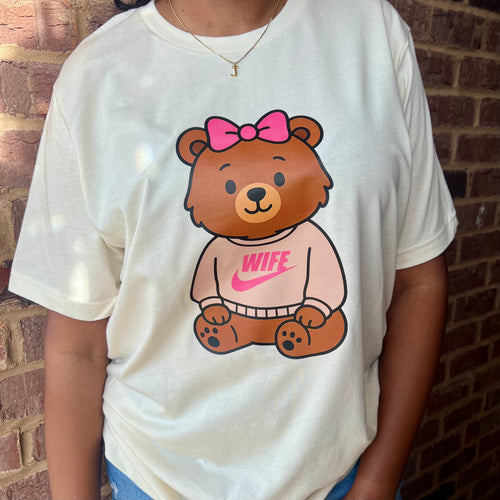 BAILEY BEAR COLLECTION: NATURAL/SAND WIFE SPORT TEE