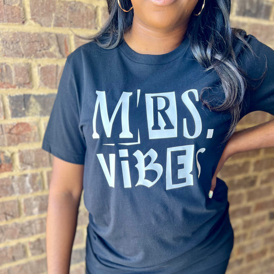 BLACK ‘MRS VIBES’ TEE
