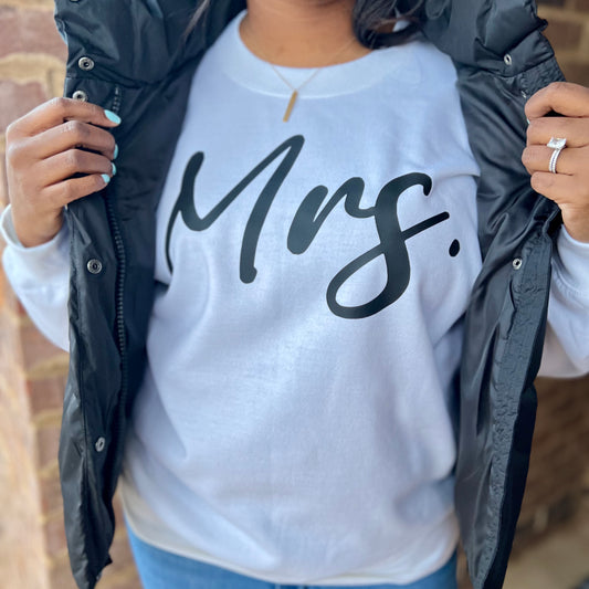 WHITE/BLACK MRS. SCRIPT SWEATSHIRT