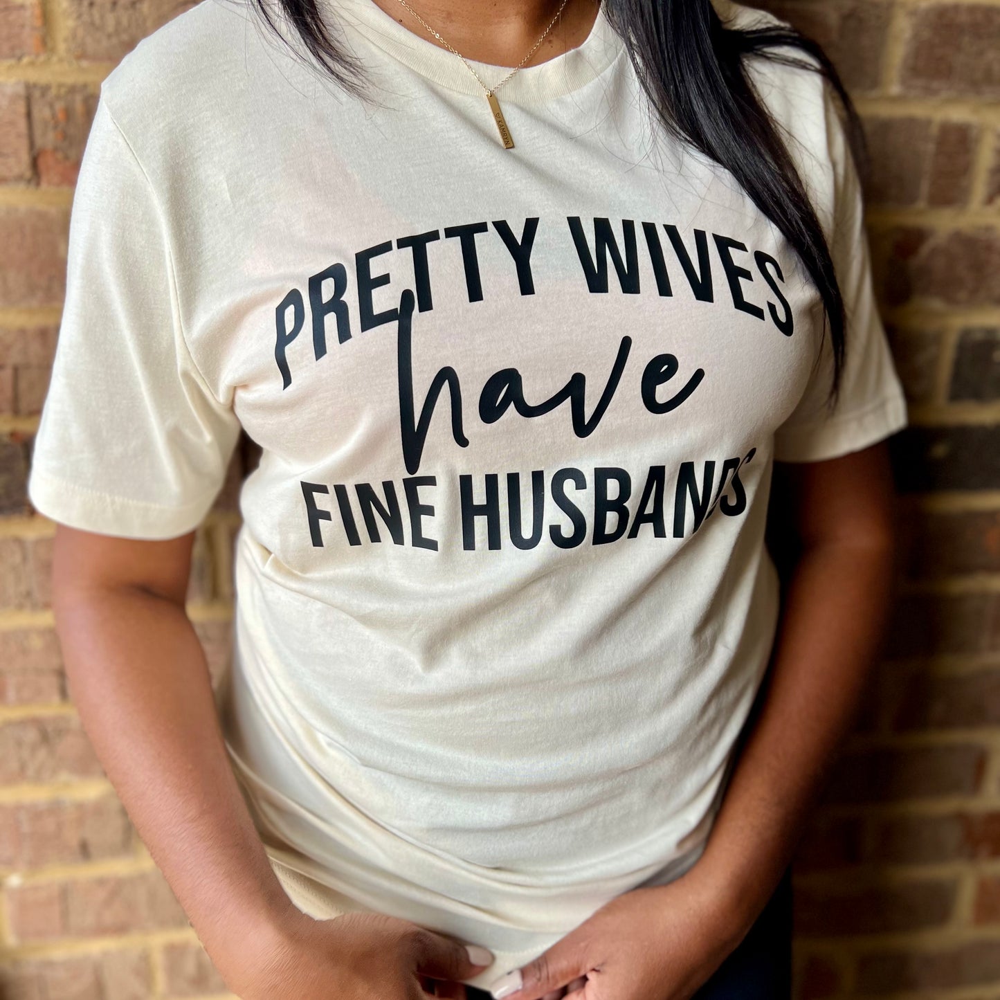 NATURAL/BLACK ‘PRETTY WIVES’ TEE