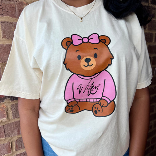 BAILEY BEAR COLLECTION: IVORY/PINK WIFEY TEE
