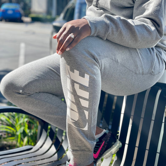 PREMIUM FLEECE HEATHER GREY LOGO JOGGERS ONLY