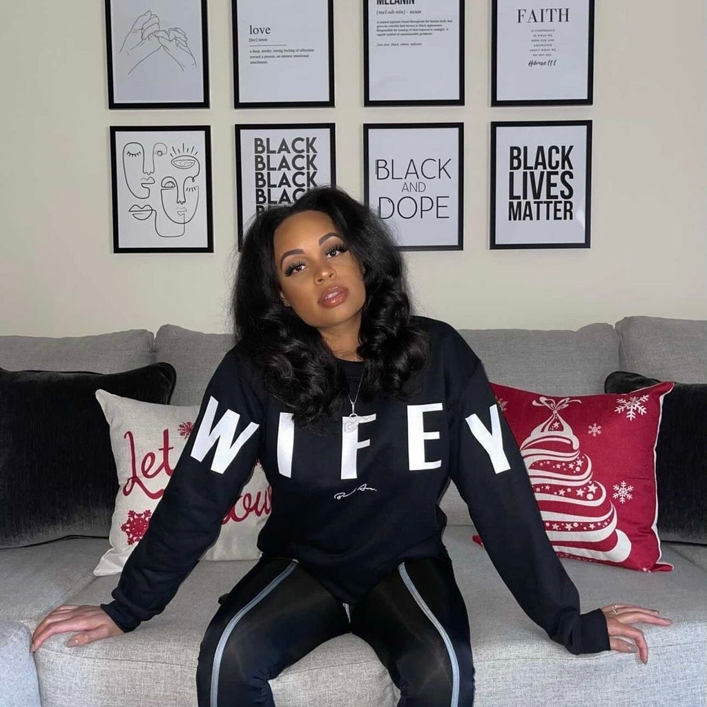NOIRE ALL OVER ‘WIFEY’ CREWNECK SWEATSHIRT
